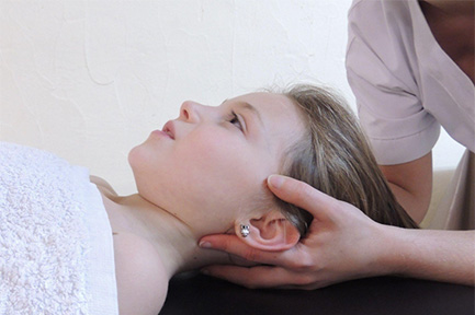 Enfant en seance d'osteopathie allongé sur le dos